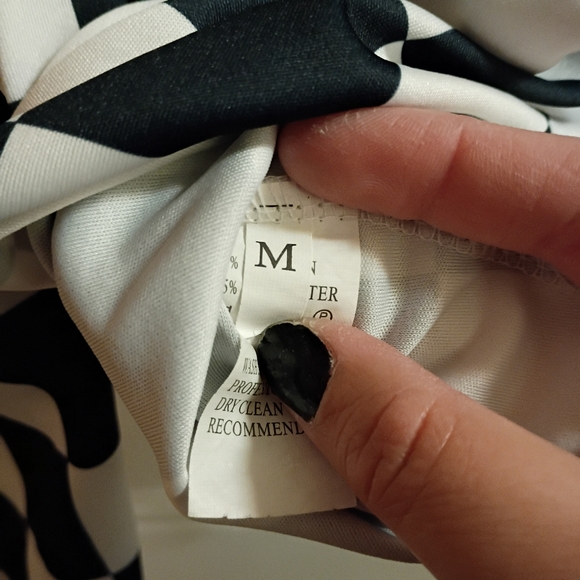 2/$10 Checkered Black and White Cropped Hoodie Size Medium - Picture 7 of 9